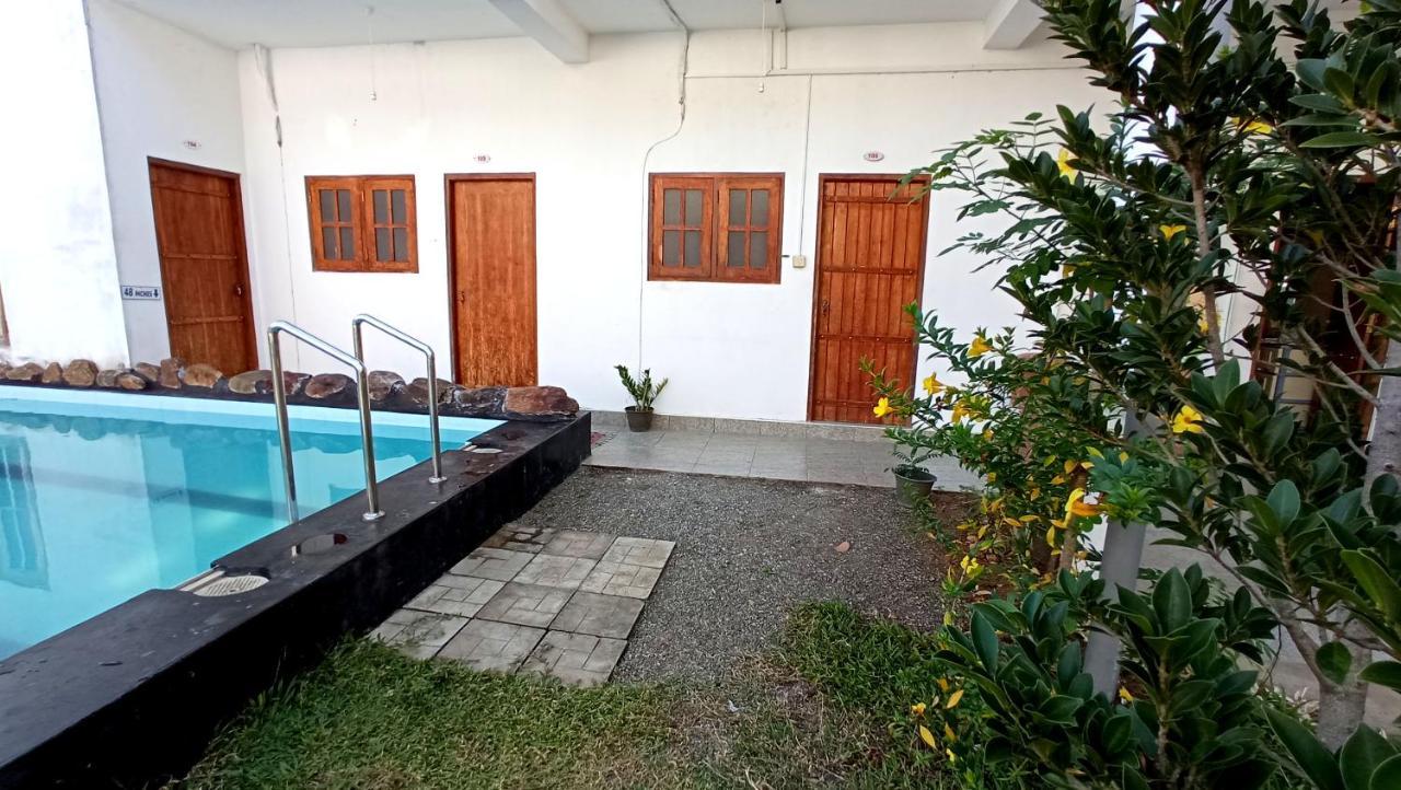 River Side & Swimming Pool Bed and Breakfast Udawalawe Esterno foto