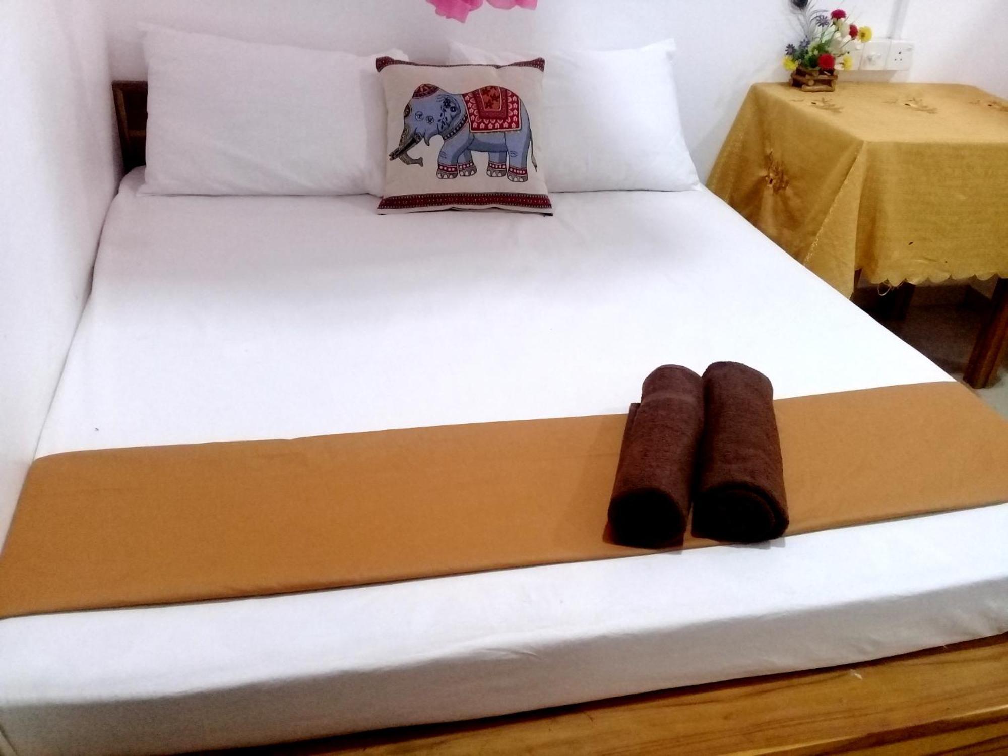 River Side & Swimming Pool Bed and Breakfast Udawalawe Esterno foto