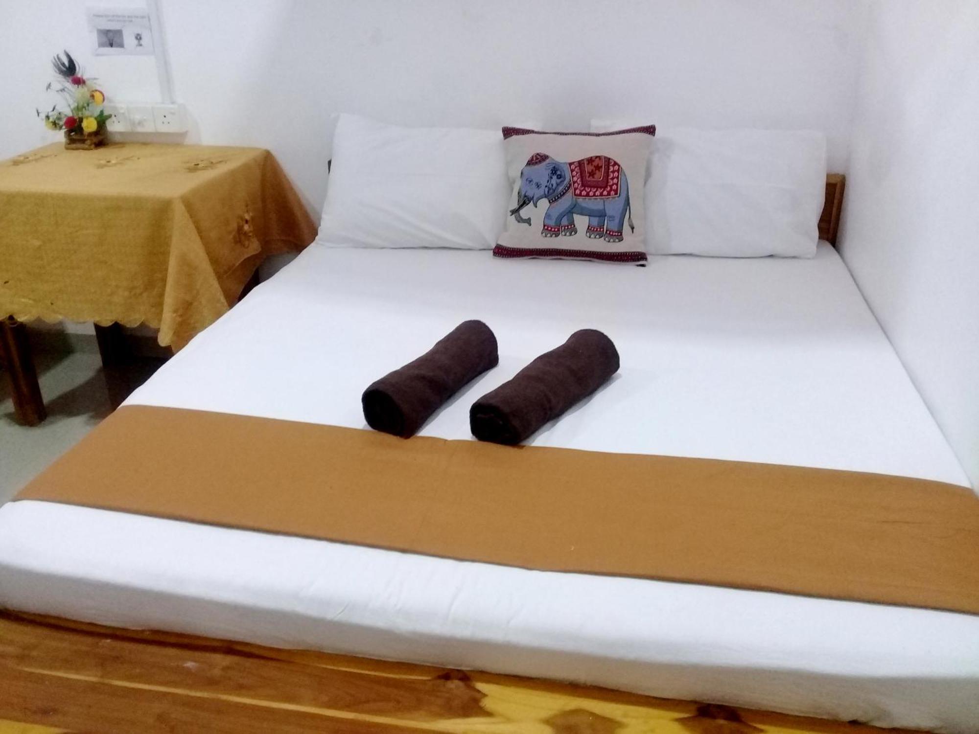 River Side & Swimming Pool Bed and Breakfast Udawalawe Esterno foto