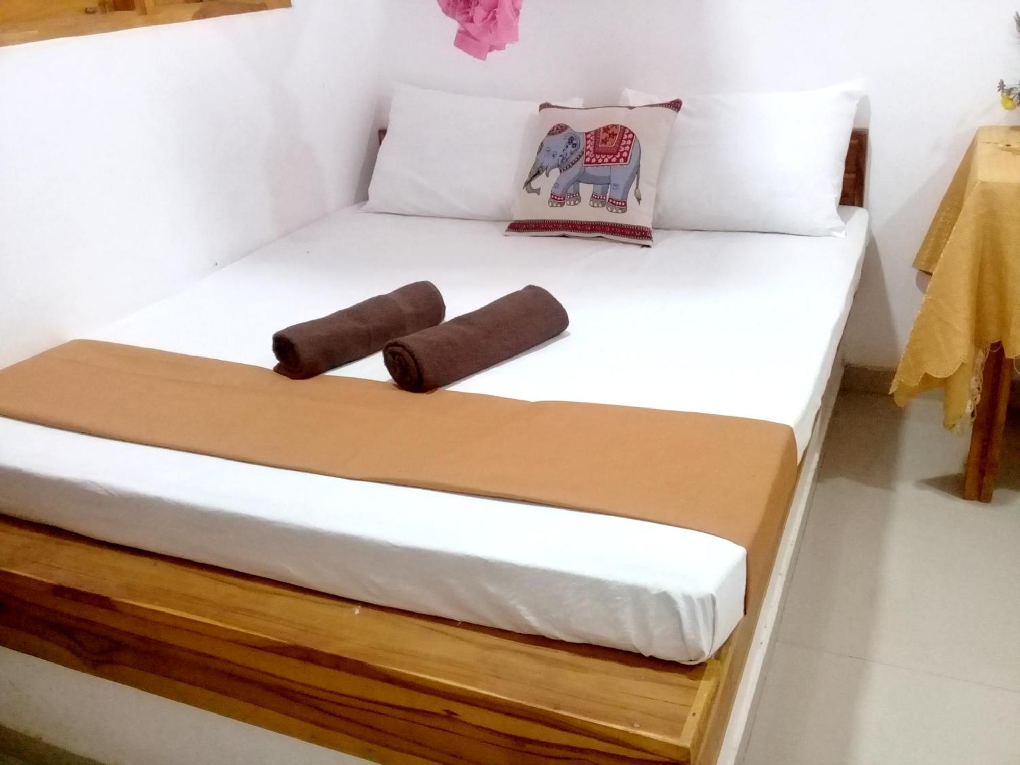 River Side & Swimming Pool Bed and Breakfast Udawalawe Esterno foto