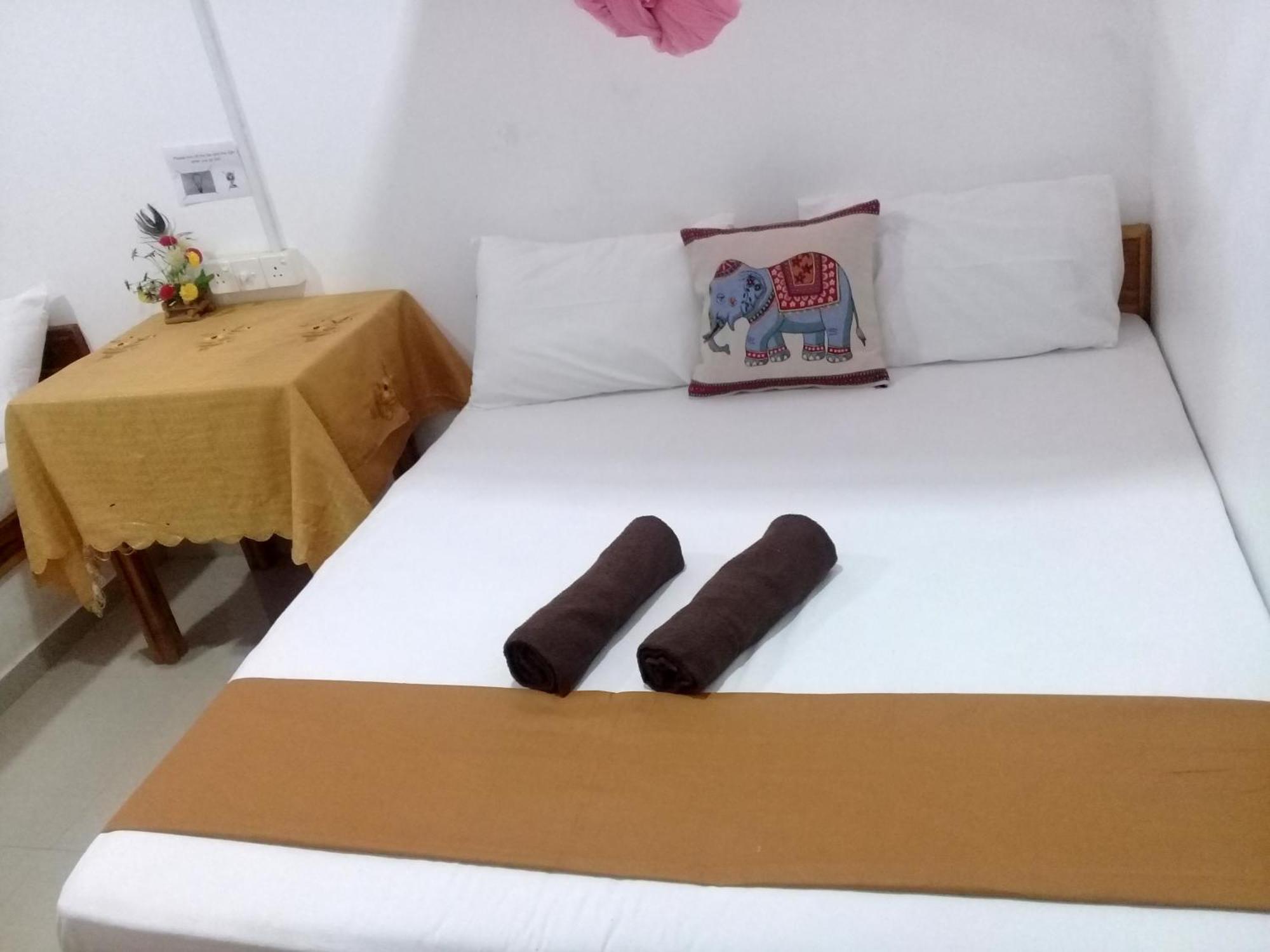 River Side & Swimming Pool Bed and Breakfast Udawalawe Esterno foto
